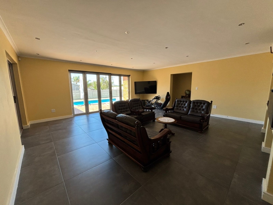 To Let 5 Bedroom Property for Rent in Rouxville Western Cape